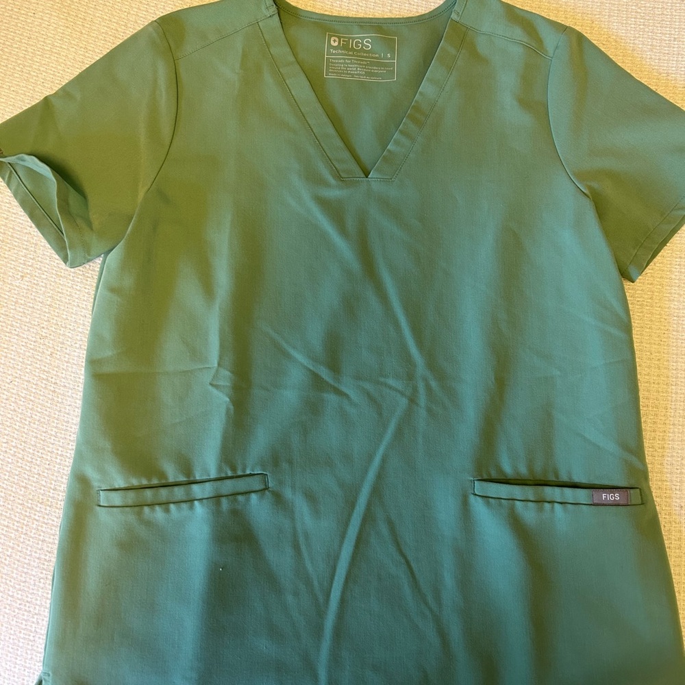 Figs Women's Green V-Neck Short Sleeve Top